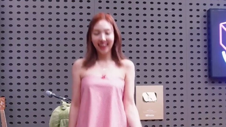 Tuyệt phẩm hôm nay: Lin Nayeon + Shin Yuna + JENNIE