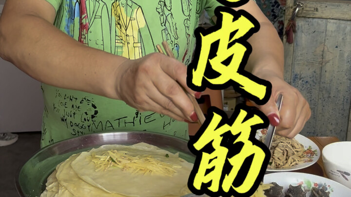 A tendon pancake thinner than paper—soft, fragrant, and utterly satisfying in every bite!