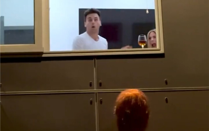 Woman: “Ah, there’s a one-yuan coin lying there!”