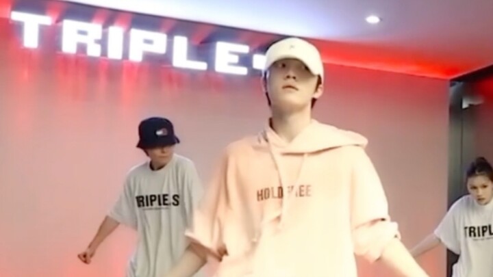 【سو شين هاو】كما توقعت! حتى بعد الخروج من المبنى، لا يزال علينا الاعتماد على ملك الكاشطة لإنقاذ الموق