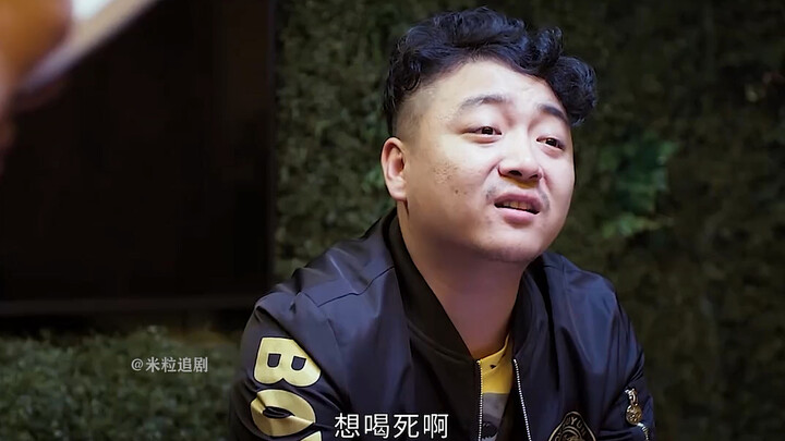 Đã từng thấy người làm dịch vụ lái xe hộ, nhưng chưa từng thấy ai thuê người uống hộ, mà còn uống th