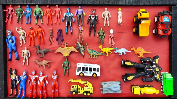 menemukan mainan jurassic wolrd, hulk, ultraman, mobil polisi, transformer, army toys, spiderman,