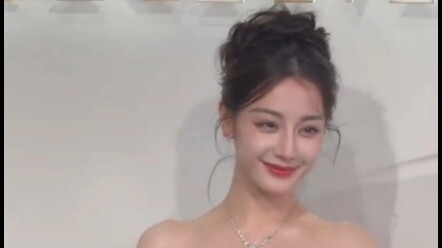 Lucu banget, kamu tingkatin ketajamannya, aku malah memperbesar rekaman dari orang awam!