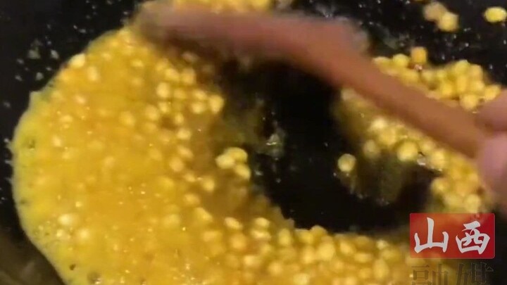 母子在家尝试做爆米花，一锅爆米花成功后，承包了母子一整晚的快乐