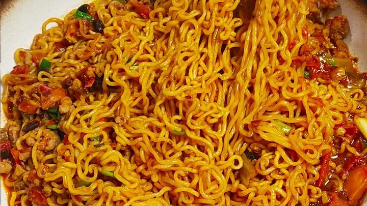 Throw in a tomato and a spoonful of Lao Gan Ma, and it’s no longer just instant noodles you’re eatin