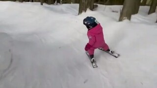 คุณพ่อพาลูกสาววัย 2 ขวบไปเล่นสกีบนภูเขา ไม่คาดคิดว่าเด็กตัวเล็กๆ จะเล่นได้คล่องแคล่วขนาดนี้