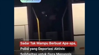 Ketika Nurani Tak Berdaya di Bawah Seragam 📸 Seorang polisi Mesir tampak terduduk di pintu bus bers