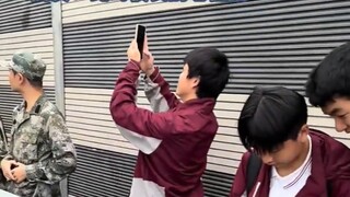 รถบัสซึ่งบรรทุกนักเรียนจำนวนมากประสบอุบัติเหตุล้อแบนระหว่างเดินทาง ชาวเน็ตกล่าวไว้ว่า ตอนนี้หัวใจของ