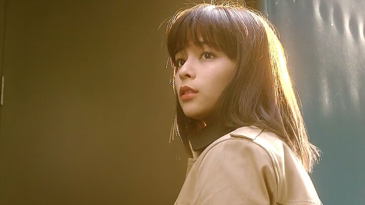 Một nữ nhân viên văn phòng xinh đẹp chạy đến một ngôi làng miền núi để tự tử vì quá tải với cuộc sốn