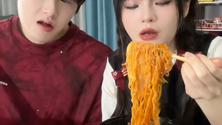 【Xiao Shi's Fierce Look】Couple Challenge: Eating Extremely Spicy Cao-style Food with Missing Teeth!