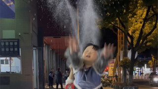 Khi những đứa trẻ miền Nam không có tuyết muốn hóa trang thành công chúa Elsa