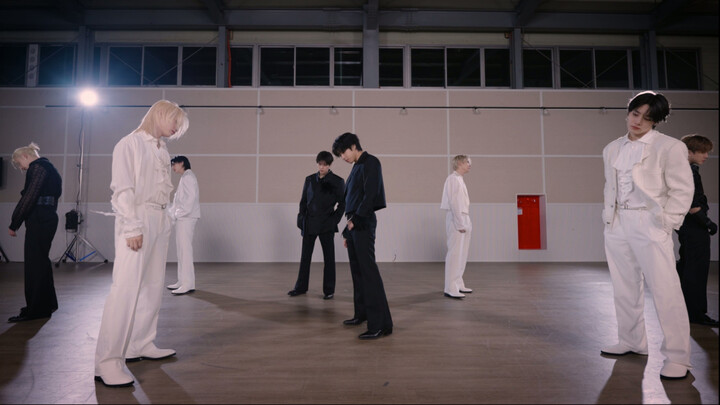 Phòng tập nhảy phiên bản thanh lịch của Stray Kids DO IT