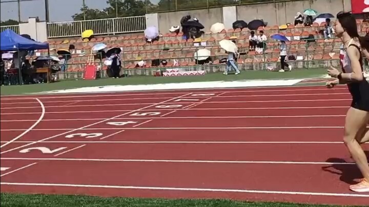 تسجيل كامل لحادثة السقوط حتى الإغماء في سباق 800م في الألعاب الرياضية المدرسية