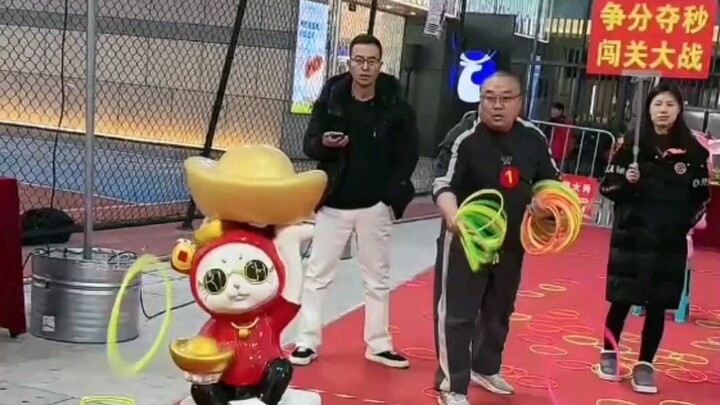 هذا رجل بدين يتمتع بالمرونة.