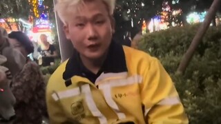 Wang Bian seems to be delivering food, but in fact, delivering food is more convenient for the tour😂