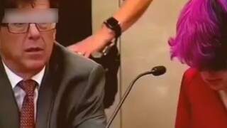 Anak itu memblokir senjata gangster itu dengan tubuhnya.