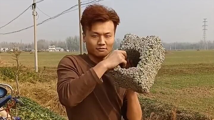 问：石头在视频起到了什么作用？