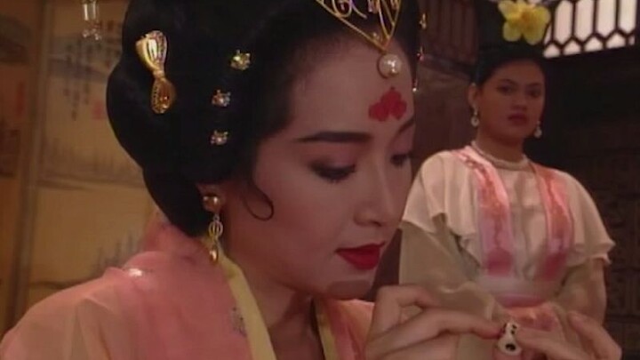 وضعت امرأة أحمر الشفاه على النرد، لكنها فوجئت بفتح ختم النرد وإطلاق شبحٍ شرير!