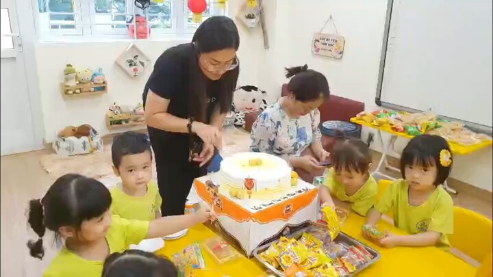 Trung thu lớp em tôi kiểu :(((