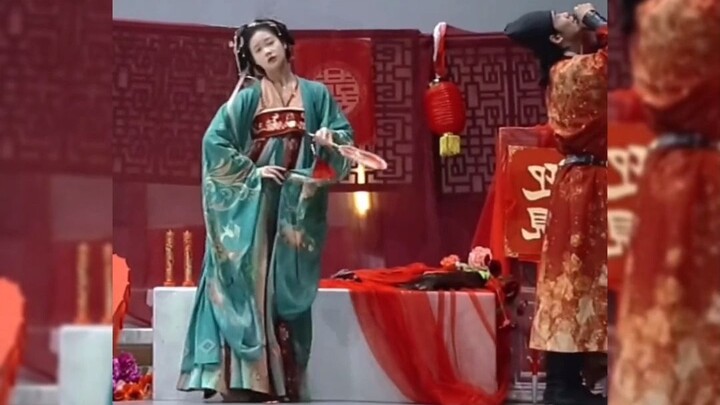 "San Bai Hong Chen Liang" suddenly went viral overnight—its fresh musical style and abstract dance m