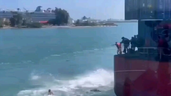 Người nhập cư da đen châu Phi định trà trộn lên tàu hàng để vượt biển sang Mỹ nhưng bị phát hiện nên