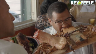 [Key & Peele] Dua orang kulit gelap bersaing makan