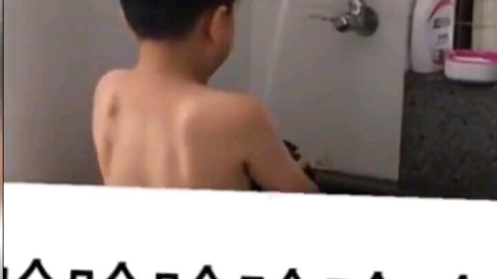 เด็กน้อยลุกขึ้นมาซักผ้าเอง ซักไปซักมาจนตัวเปลือย! ชาวเน็ตบอกว่า “รีบถอดปลอกผ้านวมออกให้เขาซักตอนนี้เ