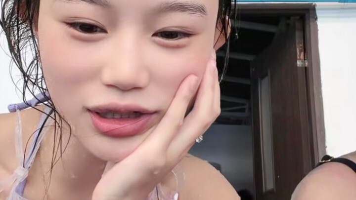 Đùa vui bên bể bơi