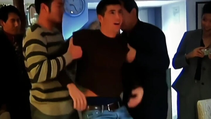 أجنبي يجرب الكونغ فو الصيني ويكاد يُغلَق قسراً!