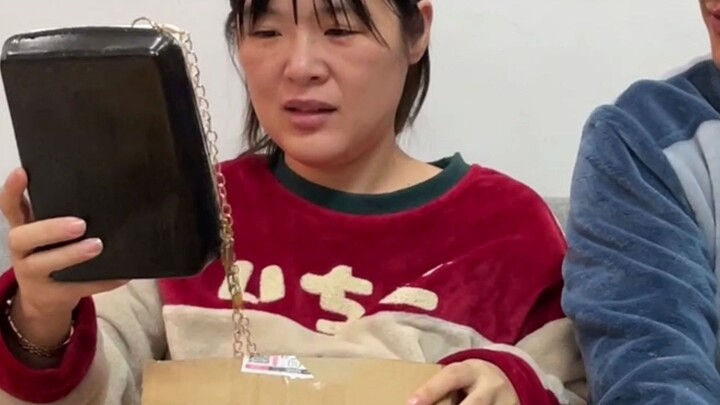 Come see the "crying" bag that the brother-in-law bought for his sister in "The King of Online Shopp
