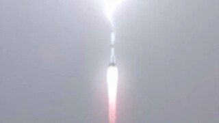 Roket yang diluncurkan ke udara tertimpa petir!