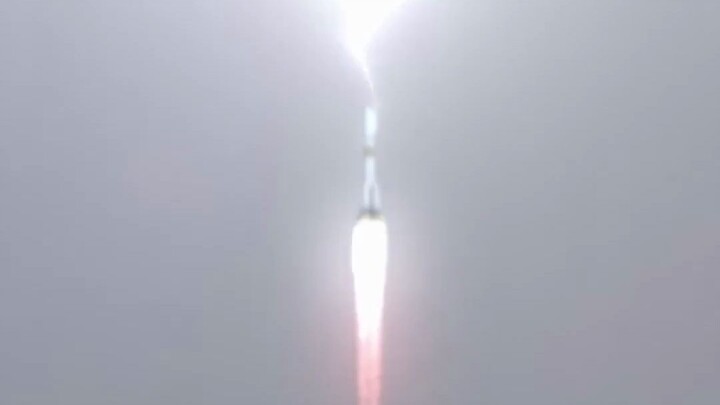 Tên lửa phóng lên trời bị sét đánh trúng!