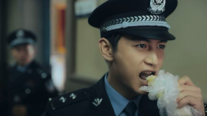 เฉินเสี่ยวเป็นแฟนตัวยงของสตีเฟน โจว และสามารถแสดงบทที่โอ้อวดแบบนี้ได้อย่างสบายๆ! นี่คือละครของเฉินเส