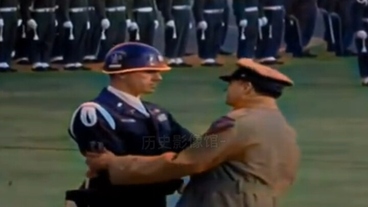 Rekaman asli tahun 1951 saat para pejabat militer dan politik Jepang mengantarkan McArthur, layaknya