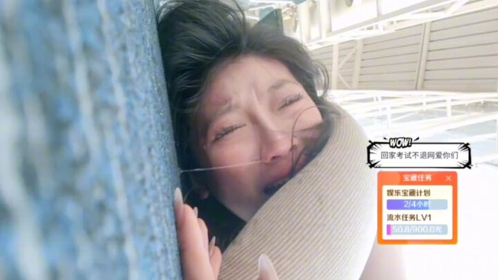 Đến sân bay chờ máy bay từ sớm, ai ngờ lại ngủ quên trên ghế ở cửa lên máy bay, dẫn đến lỡ chuyến ba