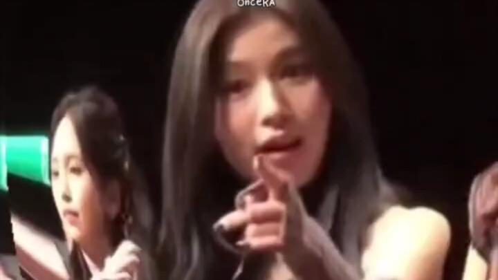 Minatozaki Sana: You’re filming someone else at my booth, aren’t you?