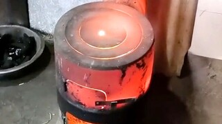 “外婆让我把炉子烧旺点，也不知道这样对不对！”
