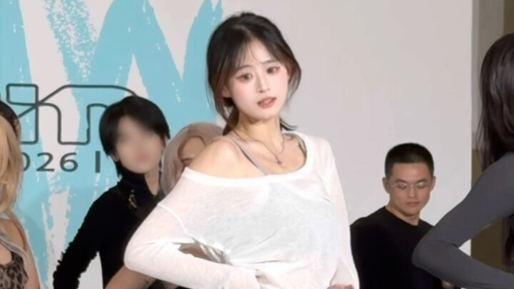 Áo choàng phối với cảm giác nhói đau và tiếng gào khóc chuẩn đến 100%