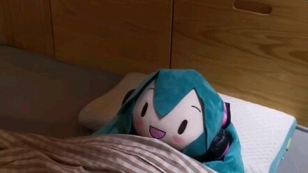 Kayak kamu yang ketahuan ibumu lagi iseng main HP di malam hari.