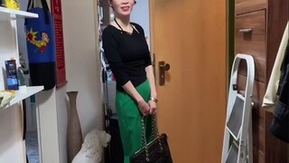 Netizens recorded the appearance of their mother, a manicurist, before going to work every day...The
