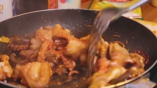 Bạch Tuộc Khổng Lồ Nướng Muối Ớt _ Mì Bạch Tuộc Sốt Chua Cay