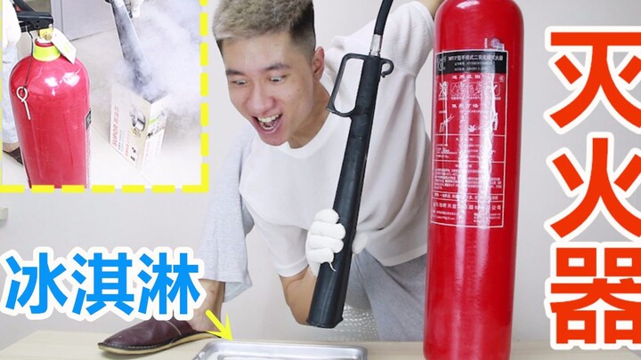 Chàng trai dùng chất chữa cháy làm kem, mà còn là loại có thể bốc khói nữa đấy!