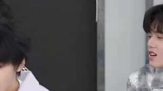 Chiếc vòng tay tượng trưng cho tình yêu thương của người mẹ dành cho chú heo con. Bạn nghĩ gì khi nó