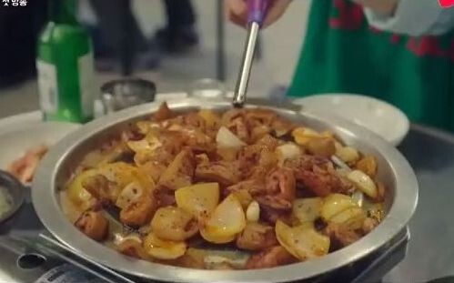 Sau khi ăn một đĩa ruột non nướng, những người Hàn Quốc này đã thực sự dùng một rổ rau diếp, ngưỡng 