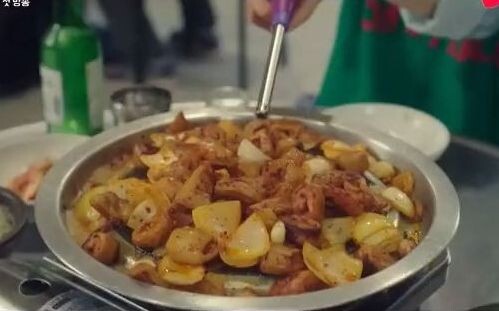 After eating a plate of grilled small intestines, these Koreans actually used a basket of lettuce, a