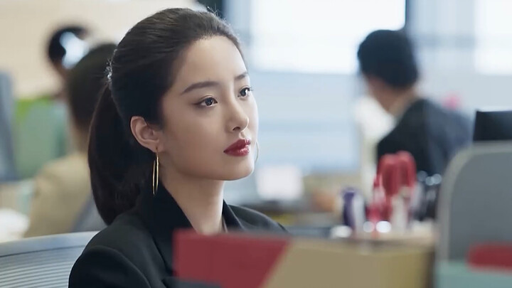 สาวน้อยฐานะยากจนยอมทุ่มเงินมหาศาลเพื่อสร้างภาพลักษณ์สาวสวยร่ำรวย ดึงดูดความสนใจจากคุณชายรุ่นสอง แต่ค
