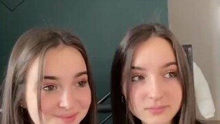 كيف يكون شعور وجود أختين توأم تبدوان متطابقتين تمامًا؟