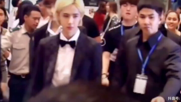 [Wang Yibo] At 17, still a minor, our Dandan is already this bold! The “Kiss God”!