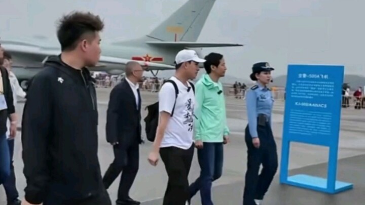 หลี จวิ้น ปรากฏตัวที่งานแสดงการบินจูไห่ สมาร์ทโฟนสายทหารของเสียวหมี่กำลังจะมาจริงๆ แล้ว!!