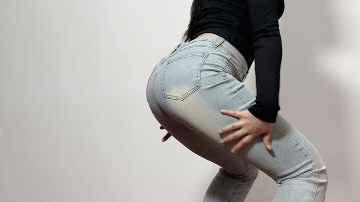 Mặc như thế này để trông thon gọn và khỏe mạnh (áo bó màu đen + quần jeans ống loe cạp vừa cỡ lớn để